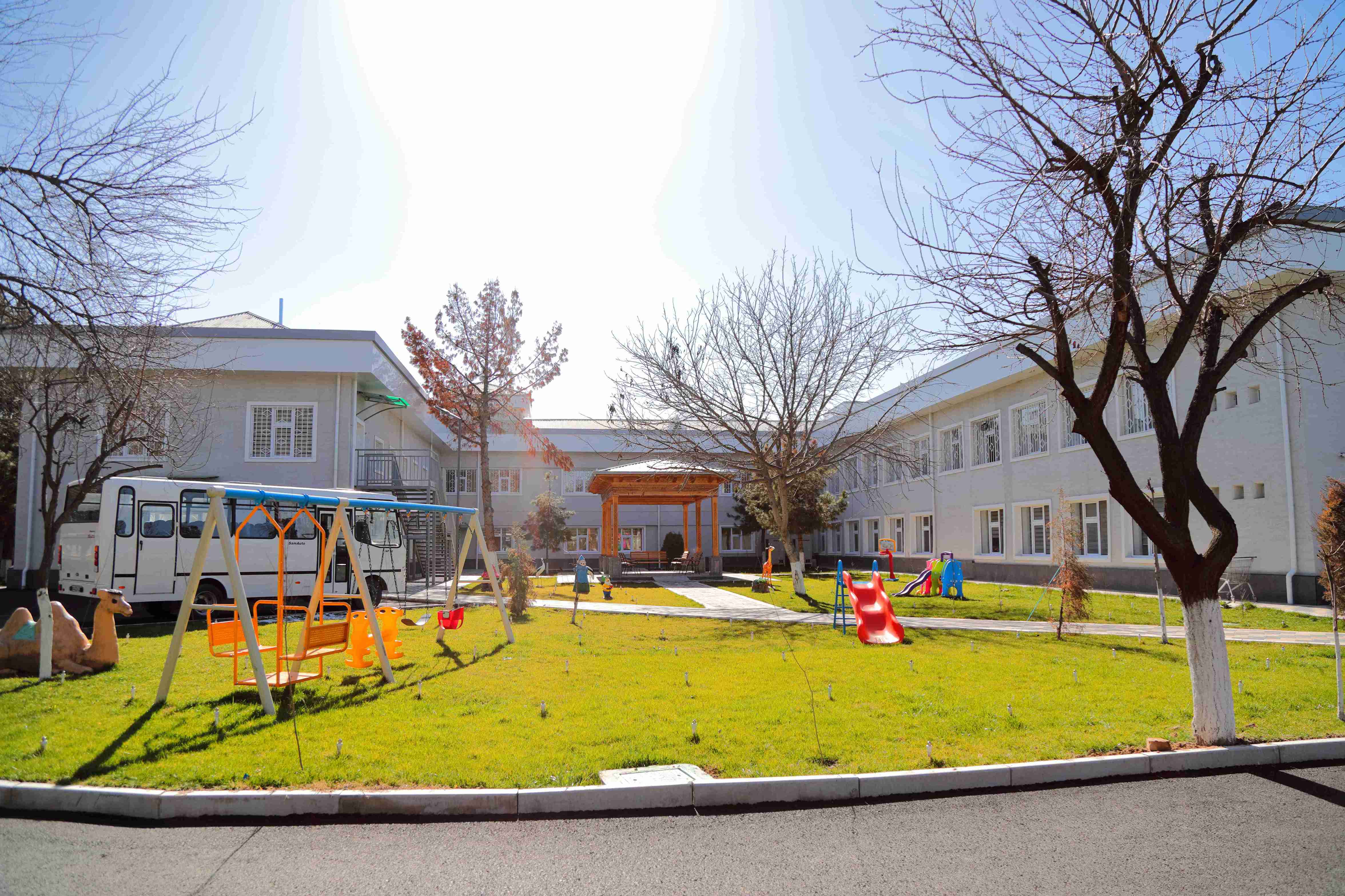 Fasad issiq izolyatsiya qilindi va travertin bilan bezatildi