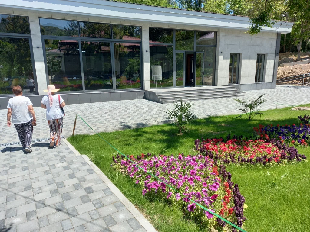 Ресторан, аптека и магазины