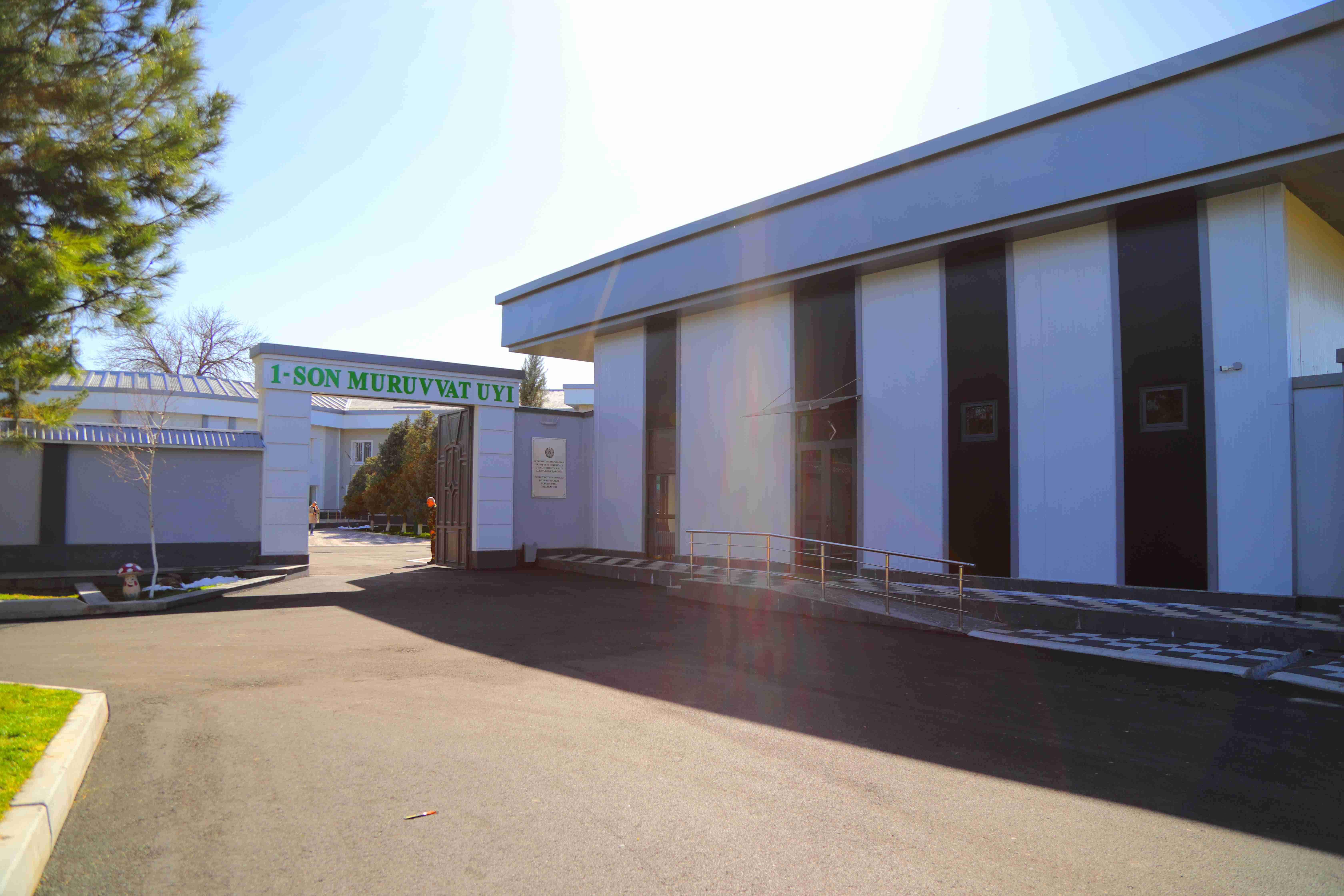 Fasad issiq izolyatsiya qilindi va travertin bilan bezatildi